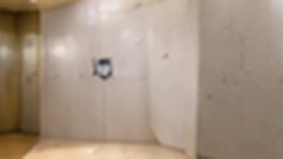2階へ向かう階段とエレベーター付近