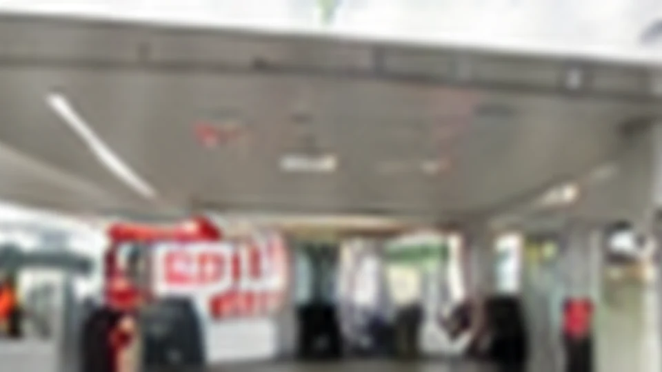 JR赤間駅の南口へ向かう改札付近
